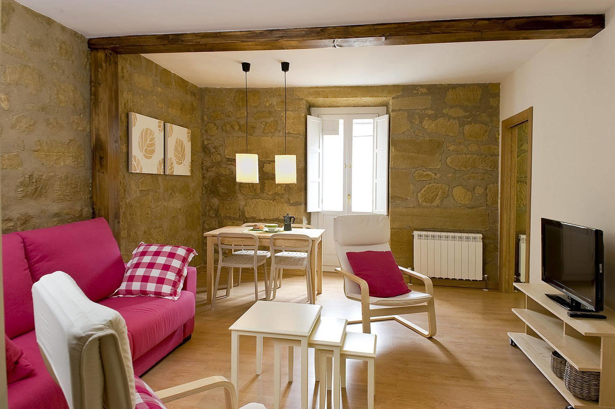 Apartamentos Turisticos Los Zapatos Morados Haro Luaran gambar